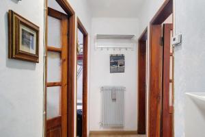 a door leading into a hallway with a radiator at Casa Miky in Lanzada