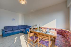- un salon avec une table et un canapé dans l'établissement Lake View Dom-Us Apartment, à Riva del Garda