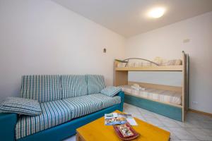 sala de estar con sofá y litera en Lake View Dom-Us Apartment - Happy Rentals, en Riva del Garda