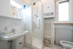 Un baño blanco con ducha y lavabo. en Lake View Dom-Us Apartment - Happy Rentals, en Riva del Garda 18 fotos más