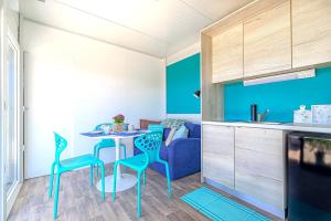 eine Küche mit einem Tisch und Stühlen im Zimmer in der Unterkunft Happy House Of Nature in Šmartno ob Paki