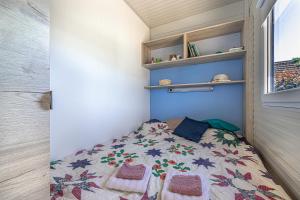 ein kleines Schlafzimmer mit einem Bett und einem Fenster in der Unterkunft Happy House Of Nature in Šmartno ob Paki