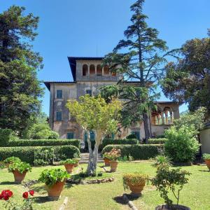 un edificio con plantas y árboles en un patio en Villa di Papiano, en San Baronto