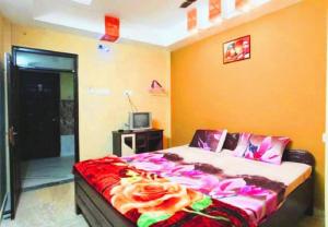 ein Schlafzimmer mit einem Bett mit Blumen darauf in der Unterkunft Hotel Parteek Residency Near Amrabati Park - Bypass Road Digha in Digha