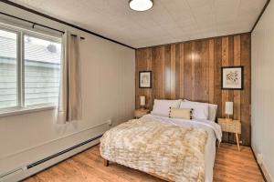 1 dormitorio con cama y ventana en Parkstrip Place, Pet Friendly Downtown Home, en Anchorage