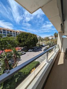 uma varanda com vista para um parque de estacionamento em Apartments 1418 San Pedro em Marbella
