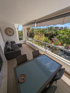 uma sala de estar com mesa e cadeiras e um relógio em Apartments 1418 San Pedro em Marbella