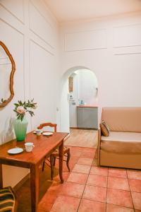 A seating area at Feliz in Roma B&B