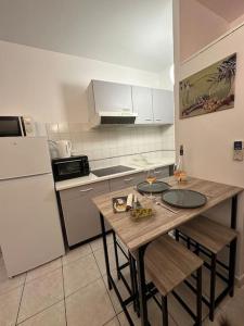 Кухня или мини-кухня в Un séjour idéal au Lavandou !
