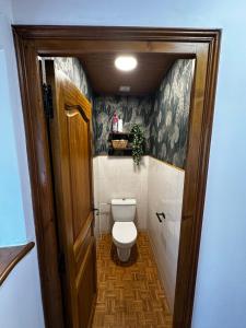 bagno con servizi igienici in una piccola camera di L’Hacienda, maison de caractère a Saint-Martin-de-Valamas