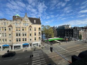 una strada in una città con un edificio e una strada di Di-Ann City Centre Hotel ad Amsterdam