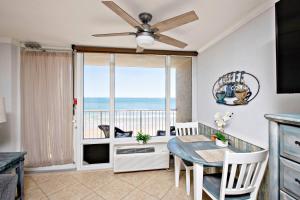 ein Esszimmer mit einem Tisch und Meerblick in der Unterkunft Pirates Cove Condo Unit #407 in Daytona Beach