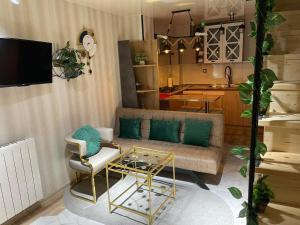 uma sala de estar com um sofá e uma mesa em Marie apartament em Tbilisi