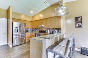 una cucina con armadietti in legno ed elettrodomestici in acciaio inossidabile di Near Beaches Pet-Friendly Sunrise Escape with Patio a Sunrise