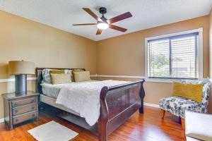 una camera da letto con un letto e un ventilatore a soffitto di Near Beaches Pet-Friendly Sunrise Escape with Patio a Sunrise