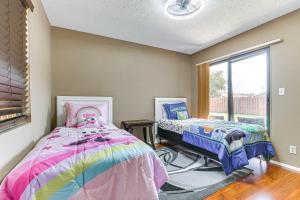 een slaapkamer met twee bedden en een raam bij Near Beaches Pet-Friendly Sunrise Escape with Patio in Sunrise +19 foto's