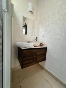 La salle de bains est pourvue d'un lavabo et d'un miroir. dans l'établissement Casa en Fraccionamiento Privado, à Lázaro Cárdenas