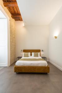 1 dormitorio con 1 cama grande en una habitación blanca en Pignasuite en Nápoles
