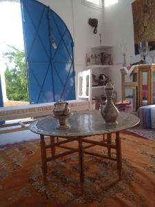 einen Tisch in der Mitte eines Wohnzimmers in der Unterkunft Mille ou une nuit in Tunis