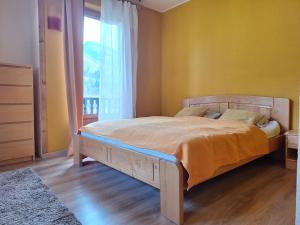 1 dormitorio con cama y ventana en Adventure House, en Palfau
