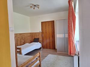 Łóżko lub łóżka w pokoju w obiekcie Adventure House