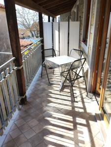 un patio con tavolo e sedie sul balcone. di BORGO CONTOVELLO a Trieste