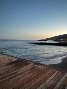 una playa con un muelle de madera y el océano en Piso nuevo en el Puertito de Güimar al lado del mar, en Puertito de Güímar