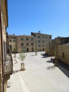 an empty courtyard with buildings in the background at Coeur d'Uzès in Uzès