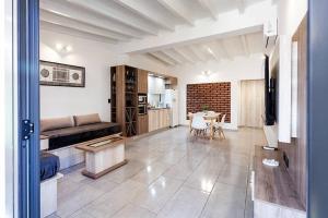 a living room with a couch and a table at Casa Wineland Logde West 4Pax - by Inside in Ciudad Lujan de Cuyo