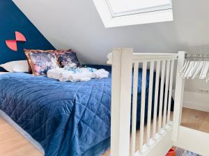 a bedroom with a crib with a blue bed at Gilly's Gallery in Breda