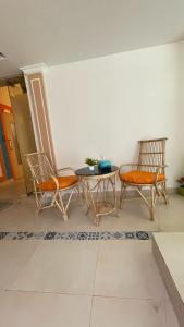 two chairs and a table in a room at OSTELO Mumbai Airport Hostel in Mumbai