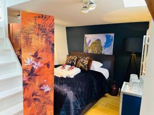 ブレダにあるGilly's Galleryの部屋にベッドがある寝室