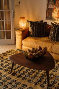 a living room with a bowl of fruit on a coffee table at Bom Bom Principe in Principe