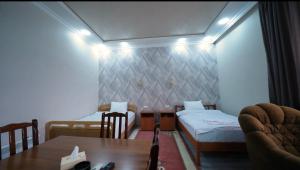 Un pat sau paturi într-o cameră la Арарат Голд