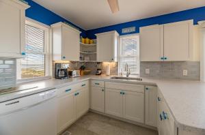 Kuchyň nebo kuchyňský kout v ubytování Sun Trippin' + 16 fotografií
