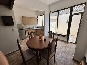 a kitchen and dining room with a table and chairs at Casa Aparicio in Buga