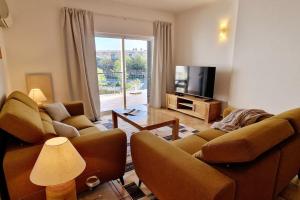 Μια τηλεόραση ή/και κέντρο ψυχαγωγίας στο Jasmine apartment next to Meia Praia Beach