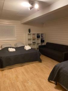 une chambre avec un lit et un canapé dans l'établissement Aurora panorama, à Laksvatn