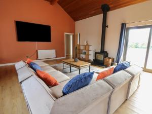 ein Wohnzimmer mit Sofa und Fernseher in der Unterkunft Heritage in Carmarthen