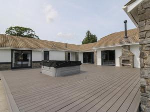 eine große Terrasse vor einem Haus in der Unterkunft Heritage in Carmarthen