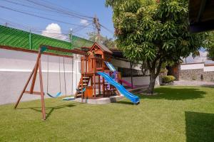 einen Spielplatz mit Rutsche im Hof in der Unterkunft Amazing family house in Oaxtepec Pool & Hot tub in Oaxtepec