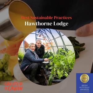 Ett certifikat, pris eller annat dokument som visas upp på Hawthorn Lodge
