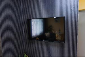 uma televisão de ecrã plano pendurada numa parede em The Perfect New Nest em Nairobi