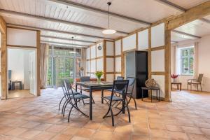 a dining room with a table and chairs at Suite Südterrasse mit Loftcharm in Dedelstorf