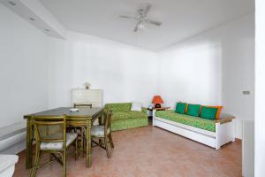 un salon avec un canapé et une table dans l'établissement Villa Tiffany T58 by Rentbeat, à Rosa Marina