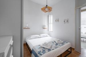 Un dormitorio blanco con una cama con toallas. en Villa Tiffany T58 by Rentbeat, en Rosa Marina