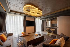 TV a/nebo společenská místnost v ubytování Merit Starlit Hotel & Residences
