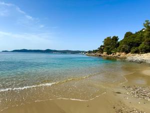 ル・ラヴァンドゥーにあるCosy studio devant la mer Lavandouの海岸からのビーチの景色 +3枚の写真