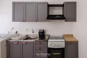 una cocina con fregadero y estufa horno superior en Apt frente mar, centro de BC cerca atracci EAL0704, en Balneário Camboriú 9 fotos más