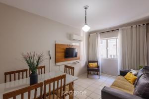 una sala de estar con un sofá y una mesa en Apt frente mar, centro de BC cerca atracci EAL0704, en Balneário Camboriú